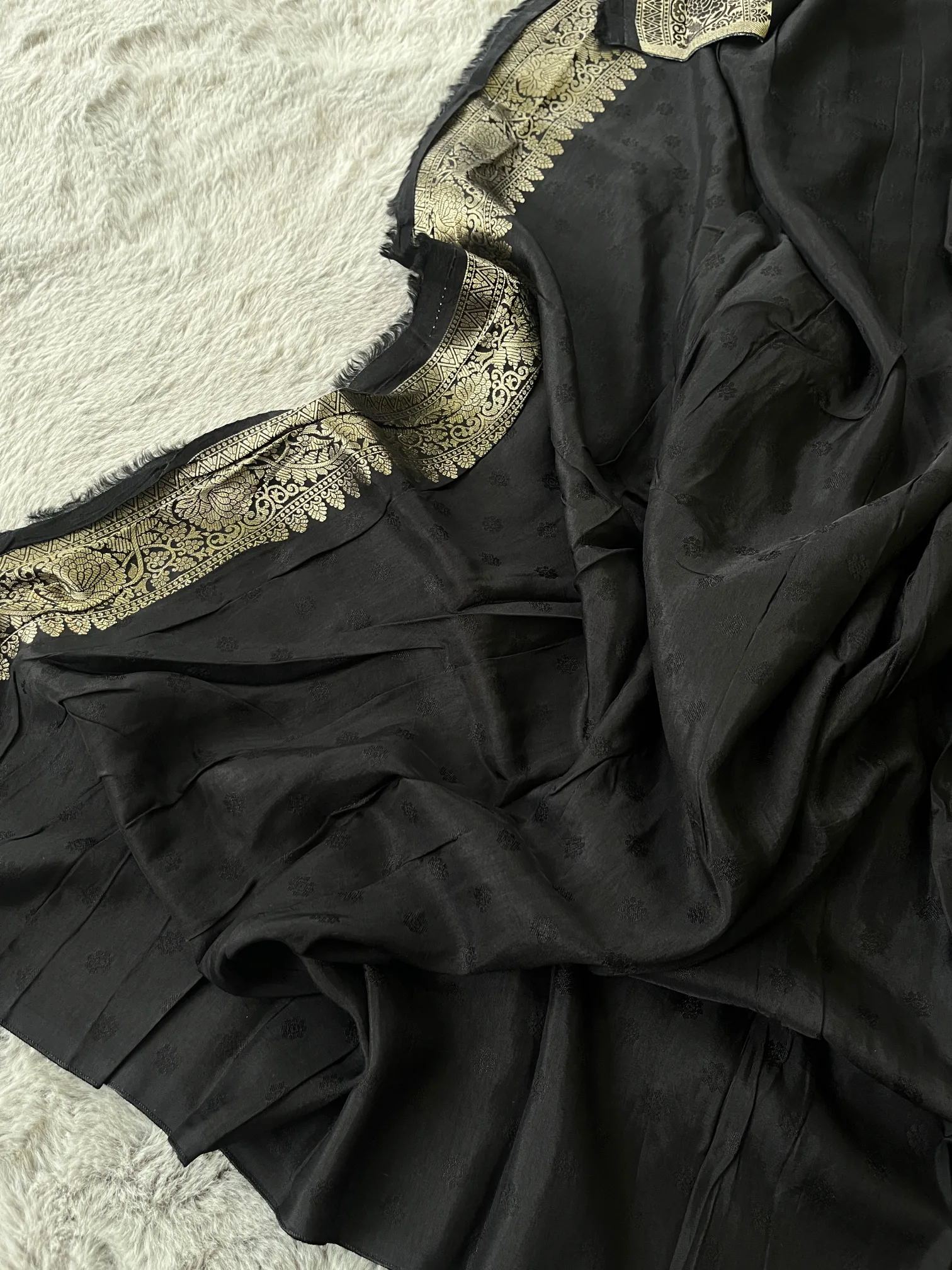 Black Tanchui Buti Munga Silk Saree - Image 2