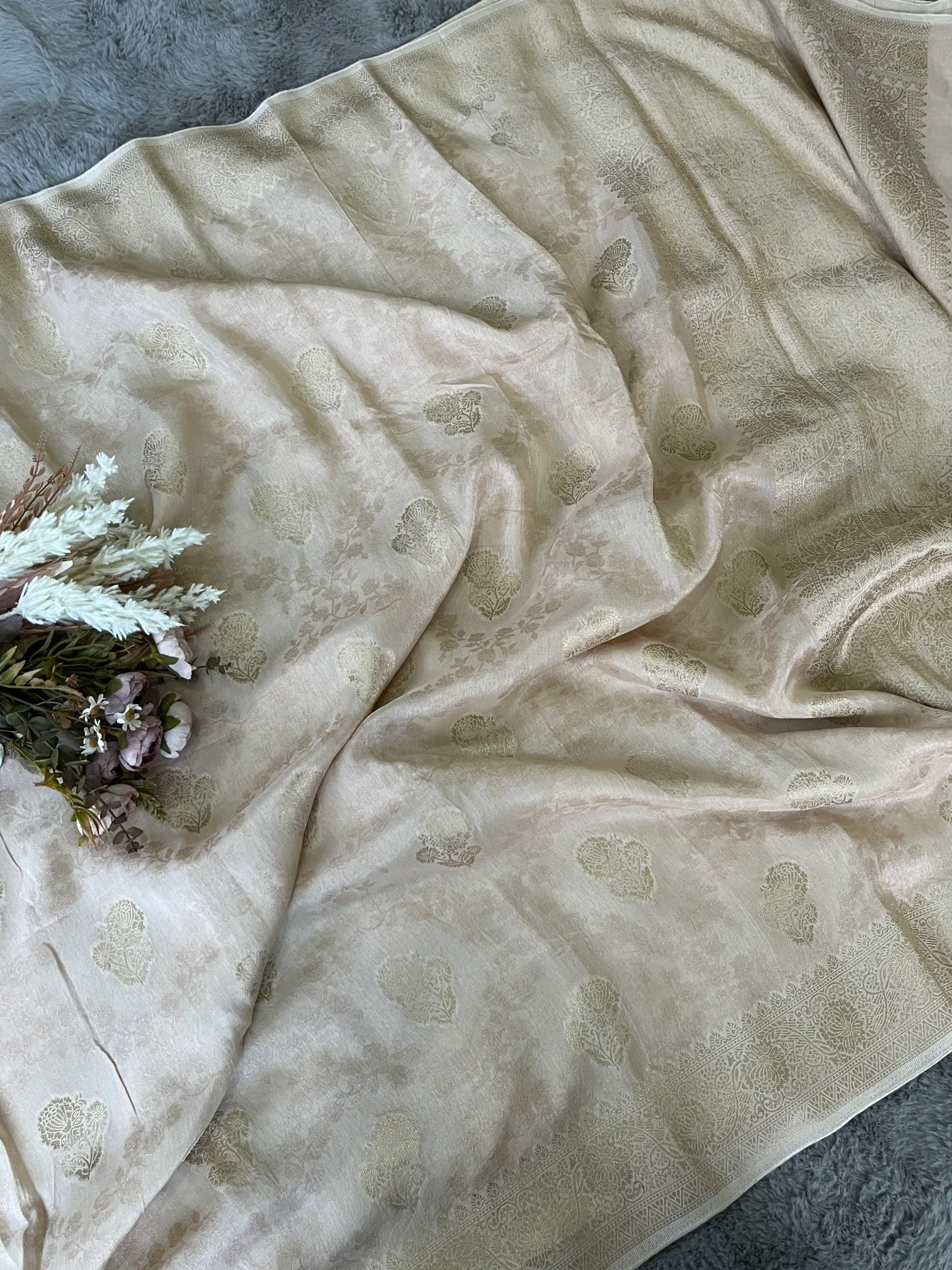 Beige Tanchui Buti Munga Silk Saree - Image 2