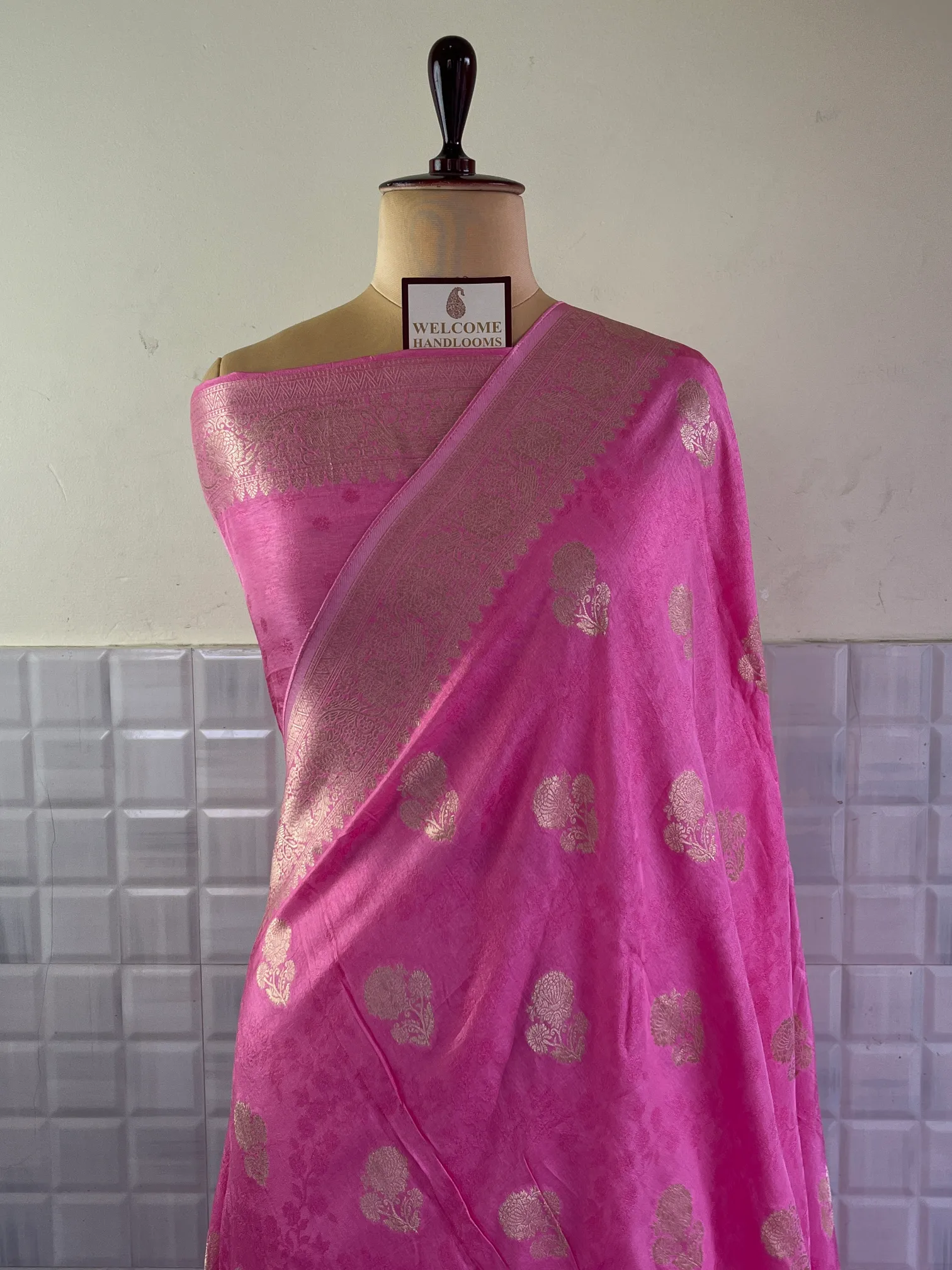Pink Tanchui Buti Munga Silk Saree - Image 2