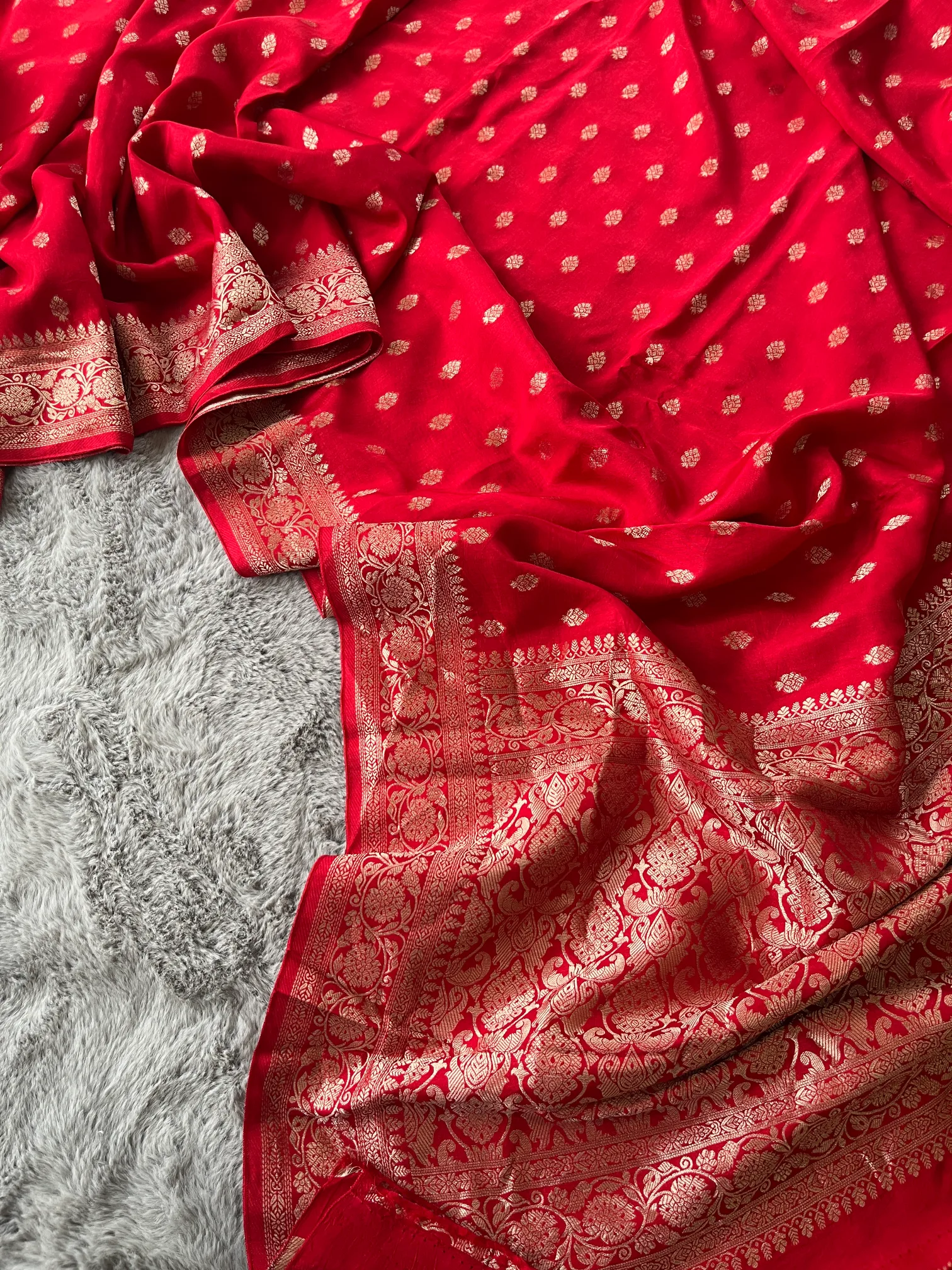 Red Banarasi Buti Munga Silk Saree - Image 2