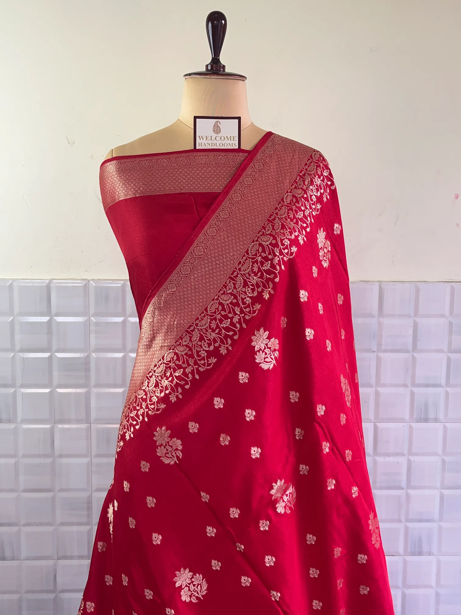 Rani Mashroom Buti Munga Silk Saree