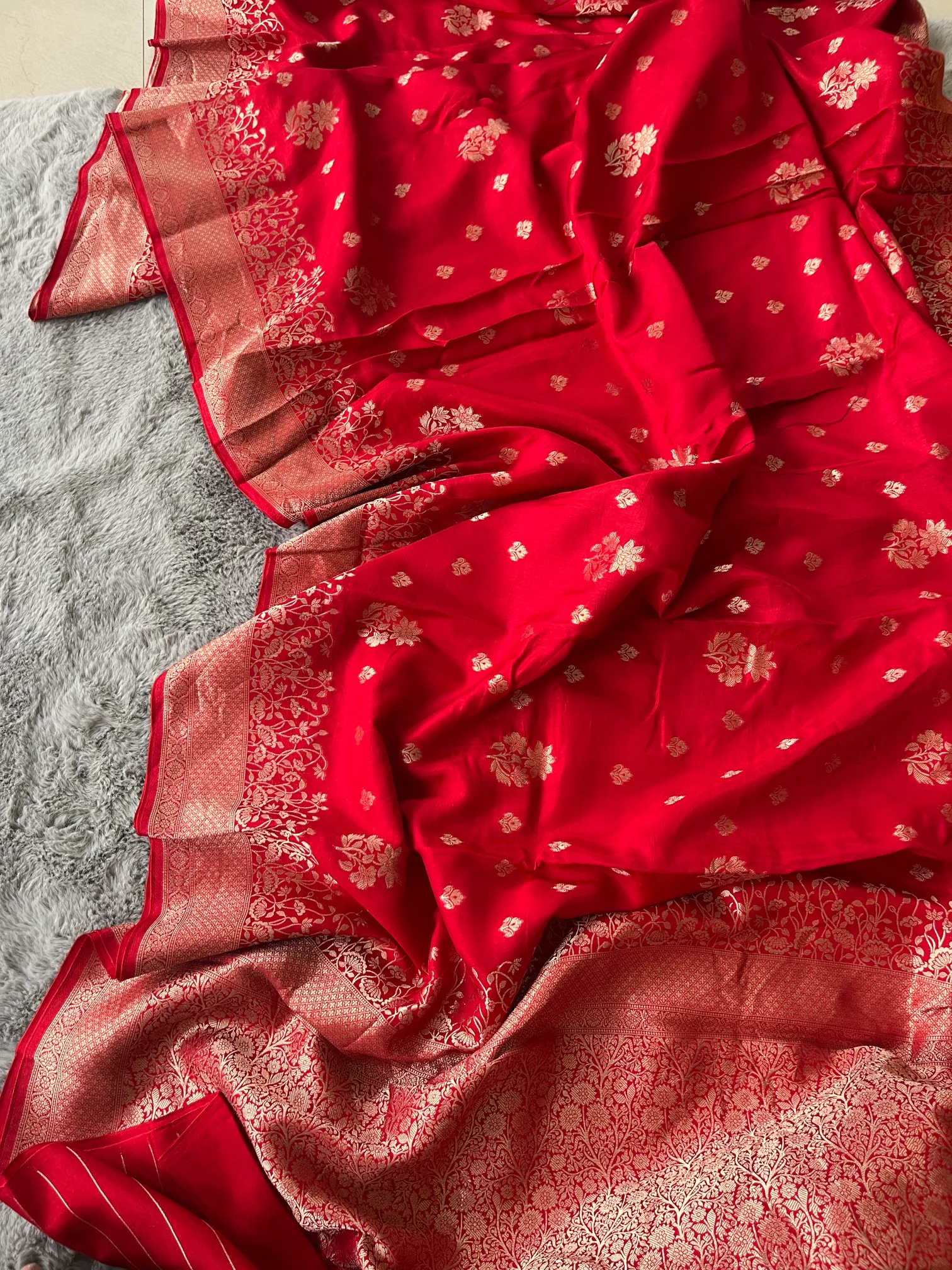 Red Mashroom Buti Munga Silk Saree - Image 2